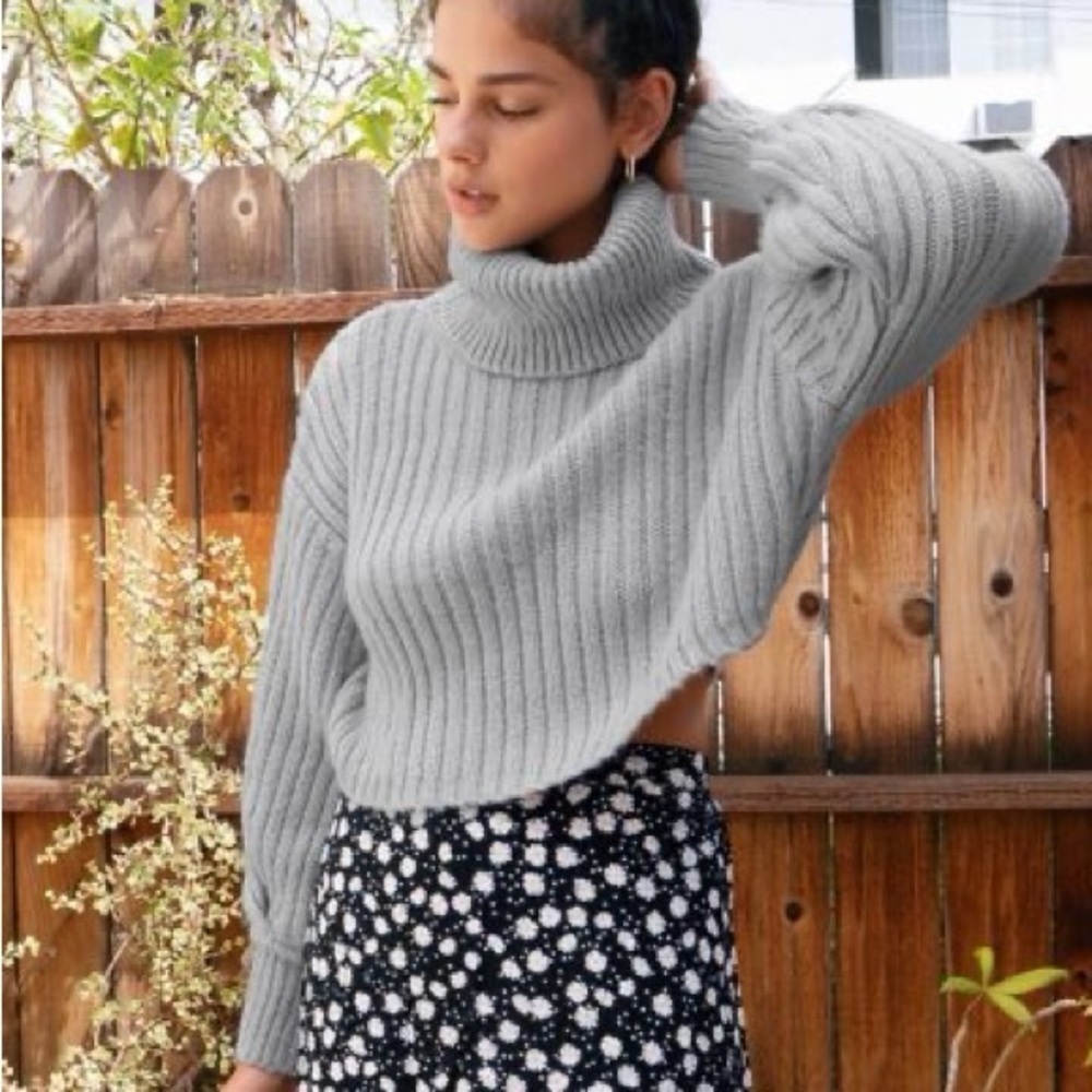 Urban Outfitters Mia Chunky Turtleneck Cropped Gray
Sweater size Small